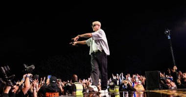 U.S. rapper Benjamin Haggerty, known as Macklemore, performs at the Goldencoast Rap Festival, Corcelles-les-Monts, central-eastern France, Aug. 30, 2026. (AFP Photo)