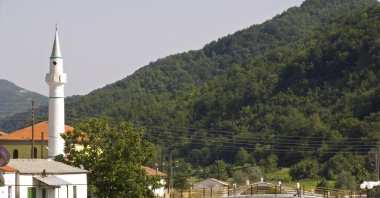 A view of Medusa village, also known as Memkova, a Pomak Turkish village, with a mosque belonging to the Western Thrace Turkish community visible on the left, in Xanthi (Iskeçe in Turkish), Greece, Aug. 15, 2005. (Getty Images Photo)