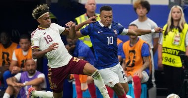 Spain's Lamine Yamal (L) stops France's Kylian Mbappe during the World Cup semifinal soccer match between France and Spain in Arlington, Texas, U.S., July 14, 2026. (AP Photo)