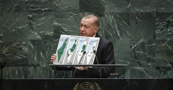 President Recep Tayyip Erdoğan holds up a map of Palestine since 1947 showing the changing population of the territory under Israeli occupation while speaking to the United Nations General Assembly, New York City, U.S., Sept. 24, 2019. (Getty Images Photo)