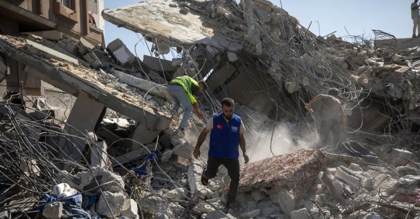Palestinians search for missing people in the rubble of a collapsed building, Gaza City, Palestine, Sept. 16, 2026. (EPA Photo)