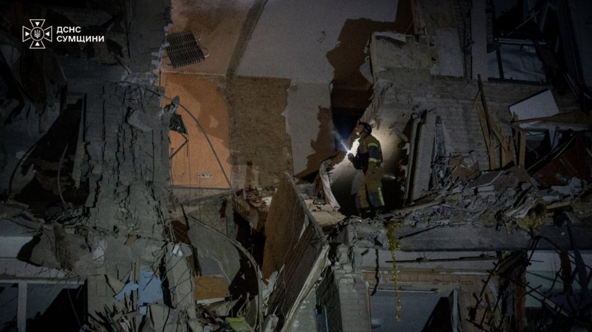 Rescue personnel operate in a multi-story residential building damaged following a Russian aerial strike, Sumy, Ukraine, Sept. 19, 2026. (AFP Photo)