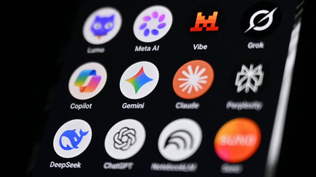 This photograph shows a handheld smartphone displaying the icons of some of the main artificial intelligence-based apps, in Saint-Mande, east of Paris, France, July 15, 2026. (AFP Photo)