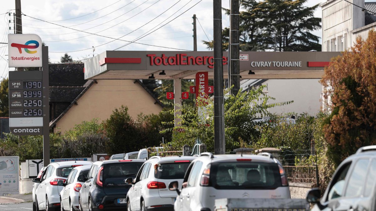 Vehicles lining up for gas at a Total gas station, Civray-de-Touraine, France, Sept. 17, 2026. (AFP Photo)