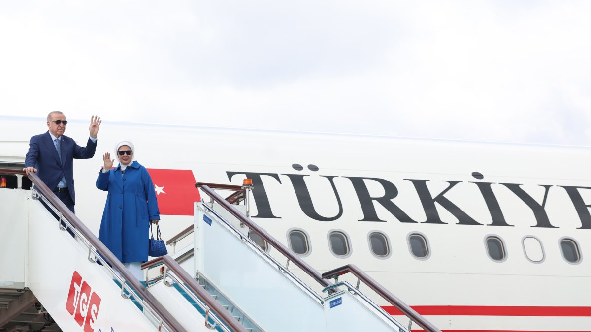 President Recep Tayyip Erdoğan and first lady Emine Erdoğan as they board the presidential plane for their flight to New York, Istanbul, Türkiye, Sept. 20, 2026. (AA Photo)