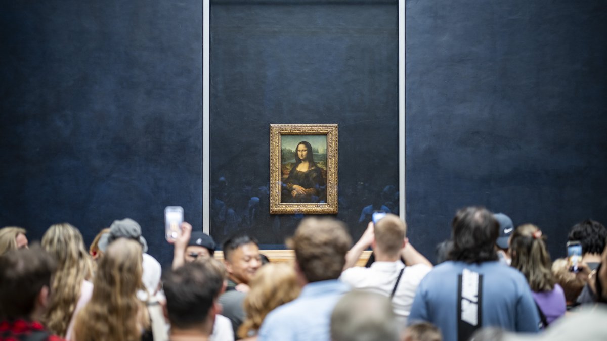Visitors in the Louvre view the "Mona Lisa" ahead of the Paris 2024 Olympic Games, Paris, France, July 19, 2024. (Getty Images Photo)