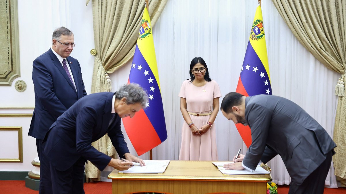 Venezuela's acting President Delcy Rodriguez and Patrick Pouyanne, CEO of TotalEnergies (L), look as a memorandum of understanding to boost bilateral energy cooperation is signed, Caracas, Venezuela, Sept. 19, 2026. (Reuters Photo)