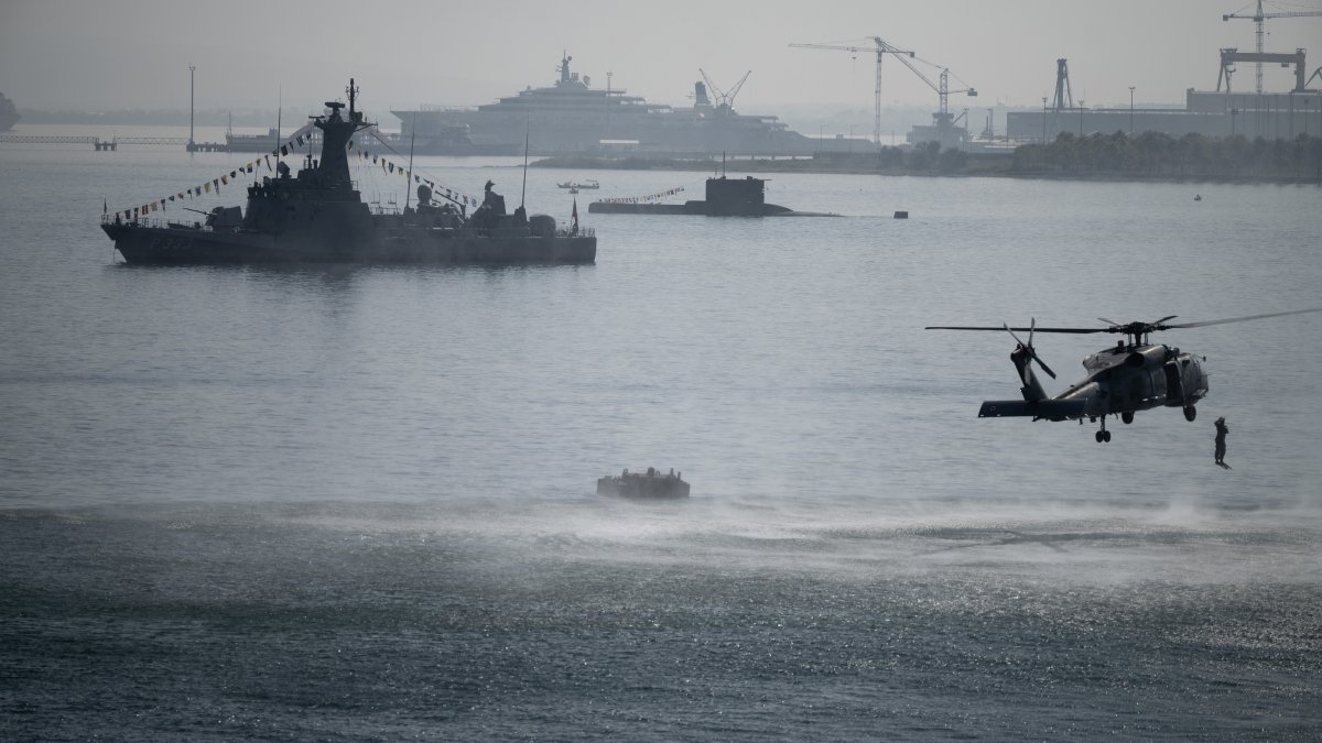 Turkish naval warships, submarines, helicopters, assault and defense teams perform during the Teknofest Blue Homeland festival, Kocaeli, northwestern Türkiye, Aug. 23, 2026. (AA Photo)