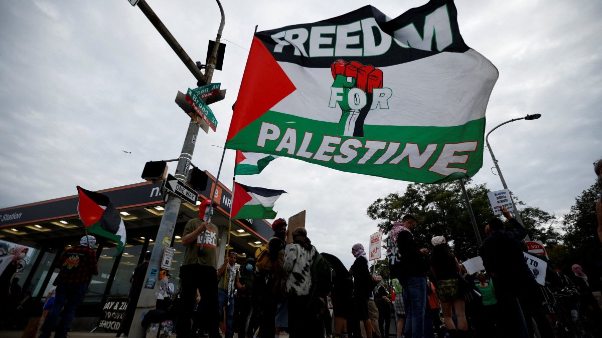 Pro-Palestinian protesters gather near the venue of pop star Ed Sheeran's concert after rapper Macklemore was cut from the musical lineup over his "free Palestine" remarks on stage, Philadelphia, U.S., Sept., 19, 2026. (Reuters Photo)