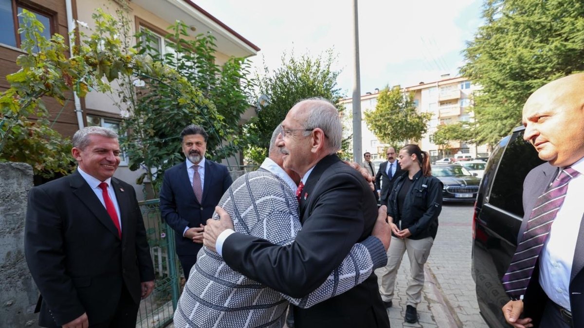 CHP leader Kemal Kılıçdaroğlu hugs a supporter during a visit to Bolu, northern Türkiye, Sept. 19, 2026. (DHA Photo)
