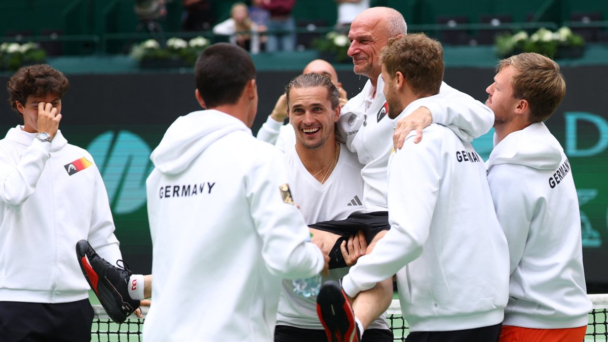 Alexander Zverev (C) celebrates with his Germany team members after qualifying for the Davis Cup Final 8, Halle, Germany, Sept. 20, 2026. (Reuters Photo)