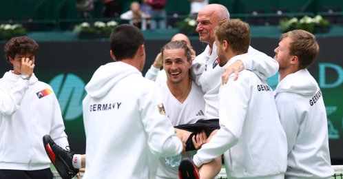 Alexander Zverev (C) celebrates with his Germany team members after qualifying for the Davis Cup Final 8, Halle, Germany, Sept. 20, 2026. (Reuters Photo)