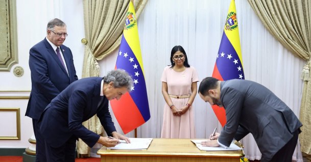 Venezuela's acting President Delcy Rodriguez and Patrick Pouyanne, CEO of TotalEnergies (L), look as a memorandum of understanding to boost bilateral energy cooperation is signed, Caracas, Venezuela, Sept. 19, 2026. (Reuters Photo)
