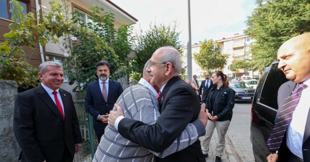 CHP leader Kemal Kılıçdaroğlu hugs a supporter during a visit to Bolu, northern Türkiye, Sept. 19, 2026. (DHA Photo)