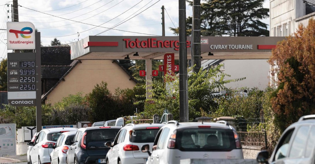 Vehicles lining up for gas at a Total gas station, Civray-de-Touraine, France, Sept. 17, 2026. (AFP Photo)