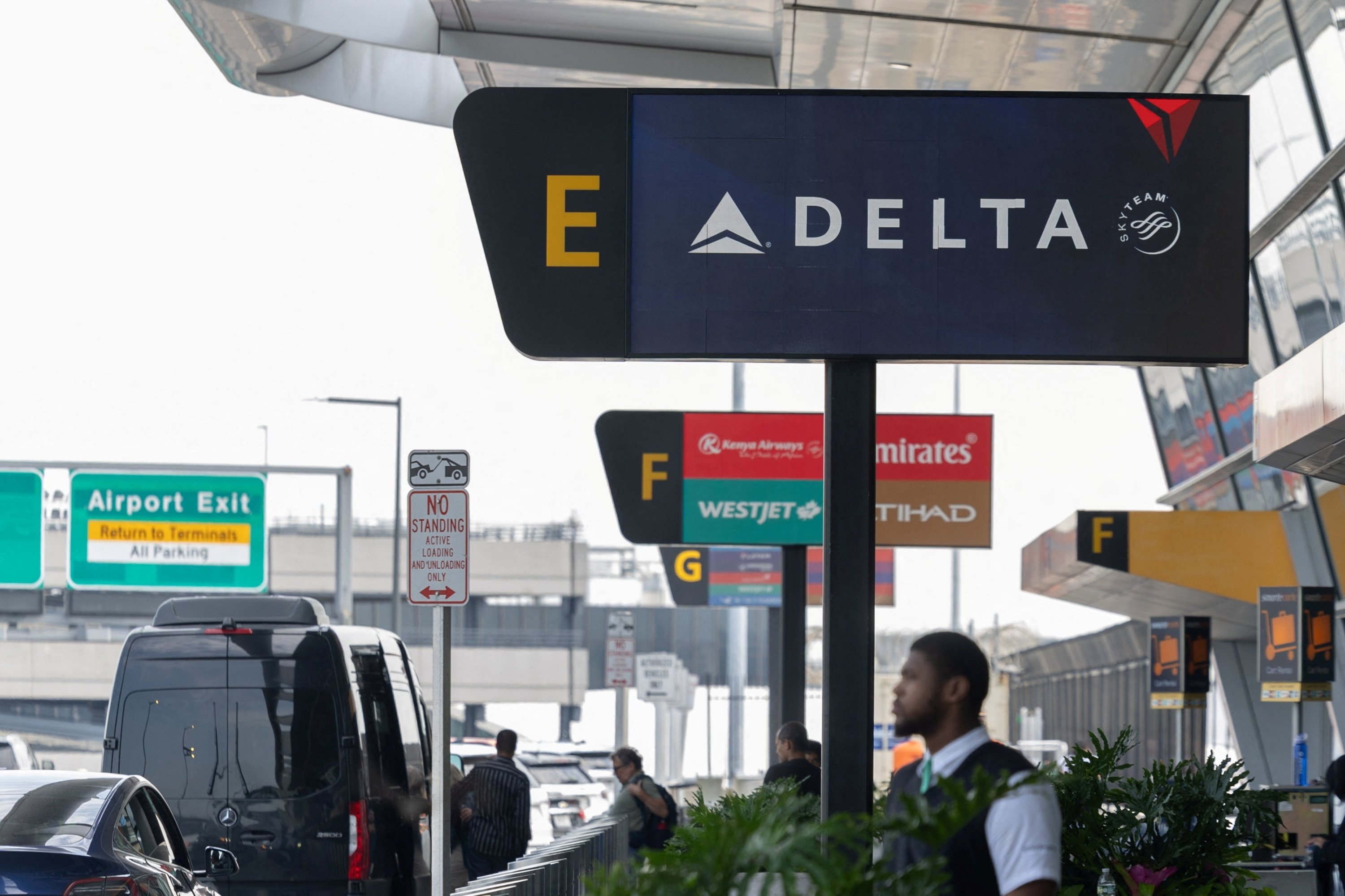 Flights canceled, delayed at US East Coast after technical fault