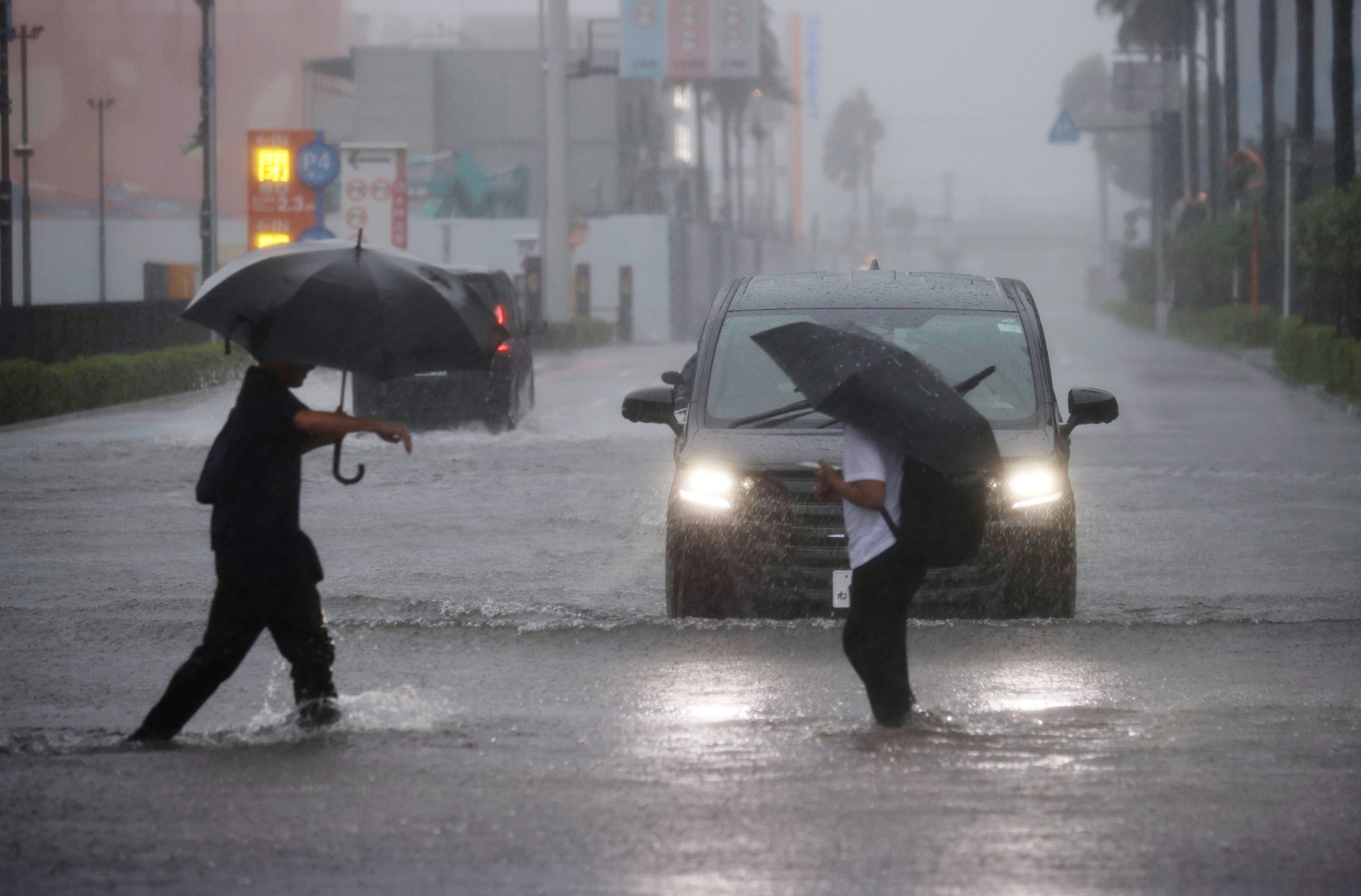 Typhoon Dujuan lashes Tokyo, over 1M urged to evacuate