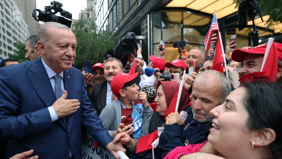 President Recep Tayyip Erdoğan greets a crowd welcoming him outside the Turkish House (Türkevi), New York, U.S., Sept. 21, 2026. (AA Photo)