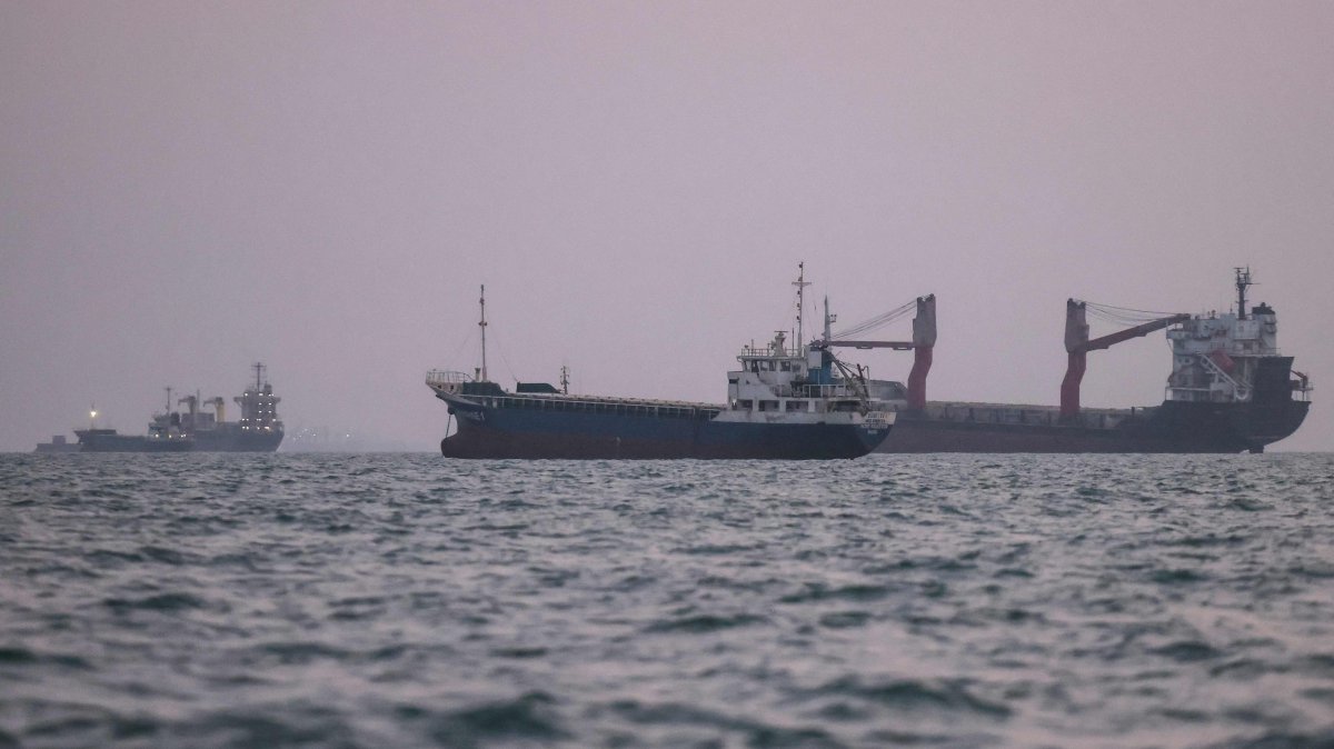 Vessels transit the Strait of Hormuz off the coast of the port city of Bandar Abbas, southern Iran, Sept. 5, 2026. (AFP Photo)