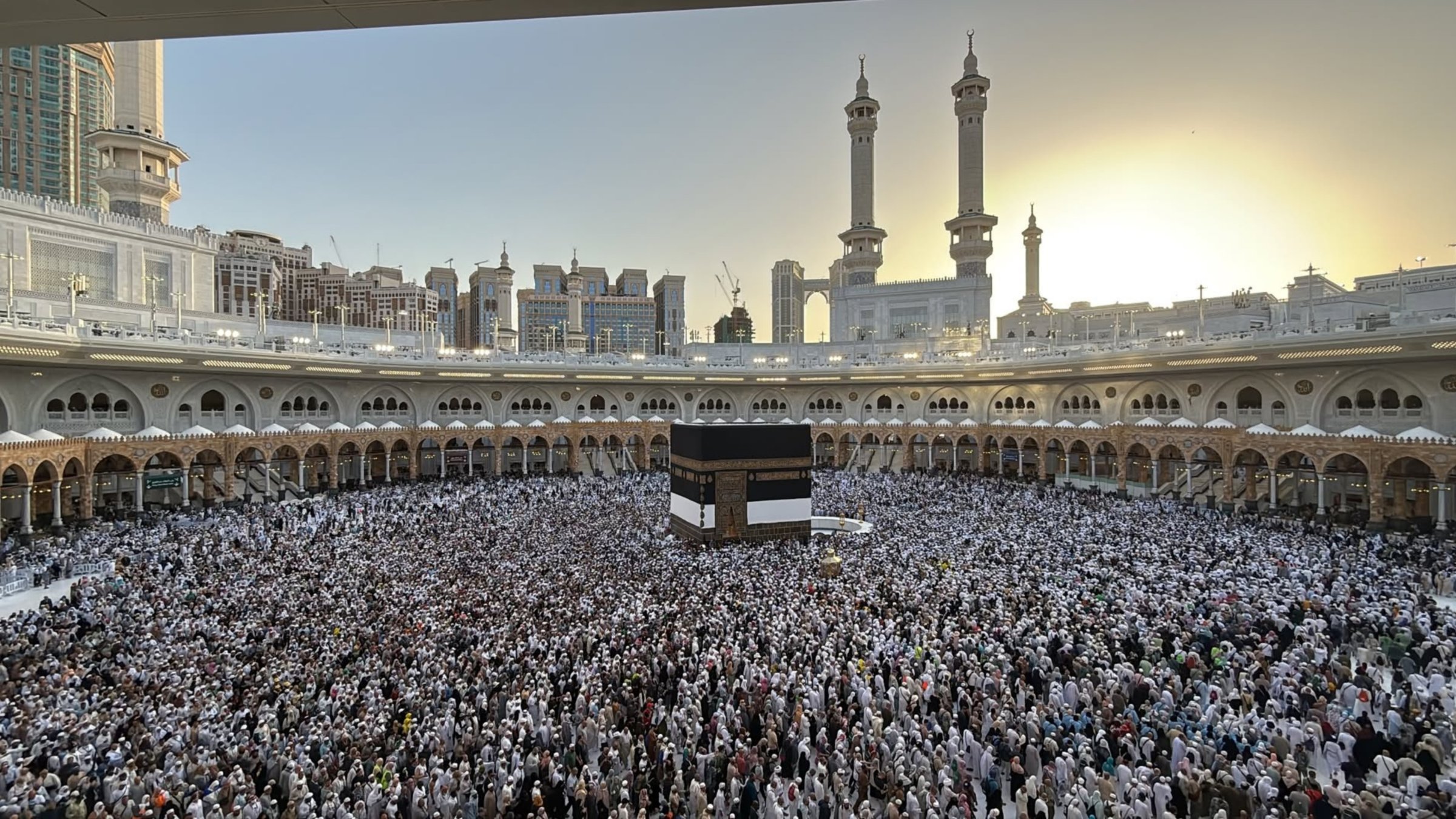 Muslims pray at the Grand Mosque, Mecca, Saudi Arabia, May 28, 2026. (Shutetrstock Photo)