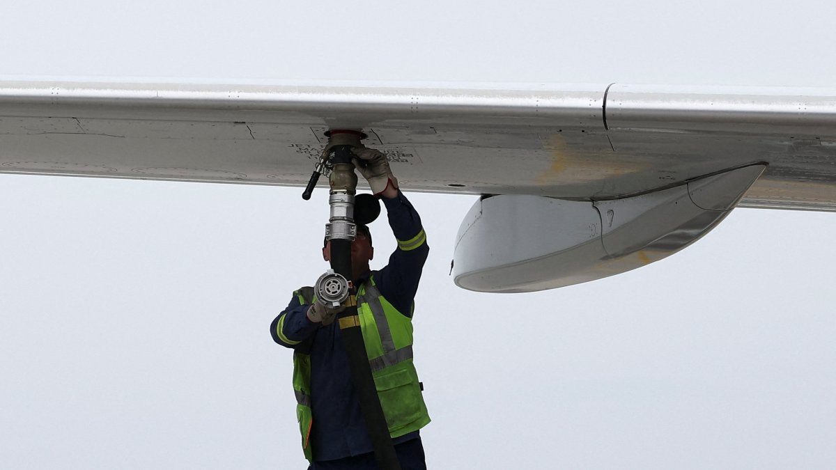 A worker refuels a plane at Belgrade Nikola Tesla Airport, Belgrade, Serbia, April 29, 2026. (Reuters Photo)