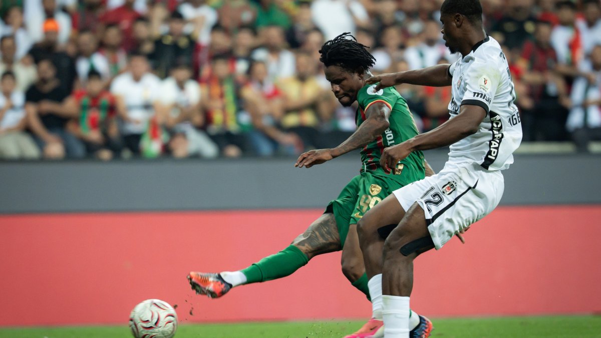 Amed Sportif's Gift Orban (L) shoots past Beşiktaş's Emmanuel Agbadou during their Süper Lig match in Diyarbakır, Türkiye, Sept. 20, 2026. (AA Photo)