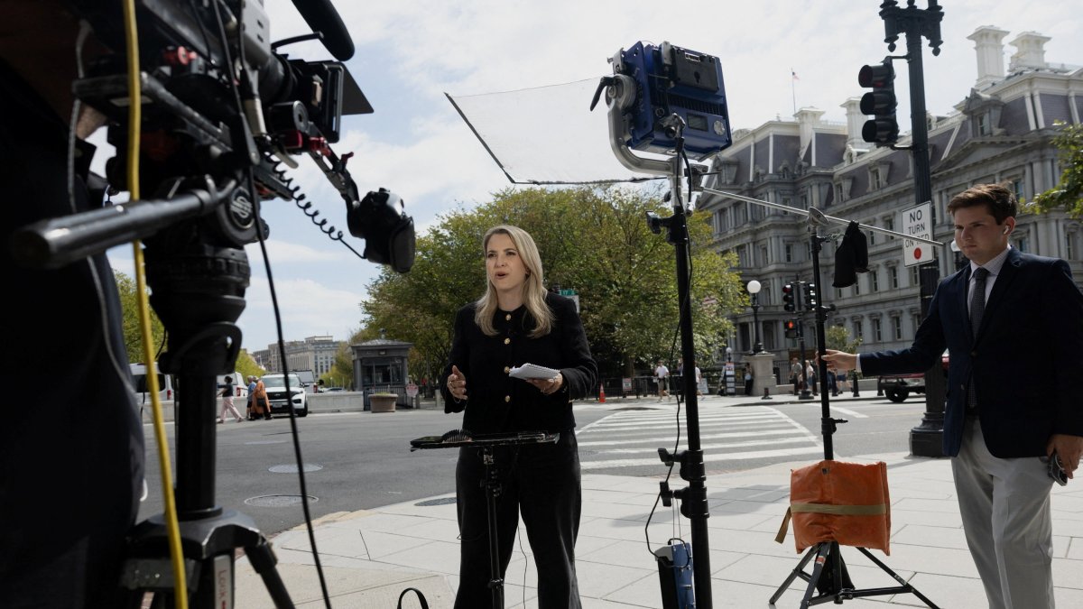 CNN correspondent Betsy Klein reports from the sidewalk outside the White House after US President Donald Trump banned three major news outlets, CNN, MS NOW and Politico, from the White House in Washington, D.C., US, Sept. 19, 2026. (Reuters Photo)