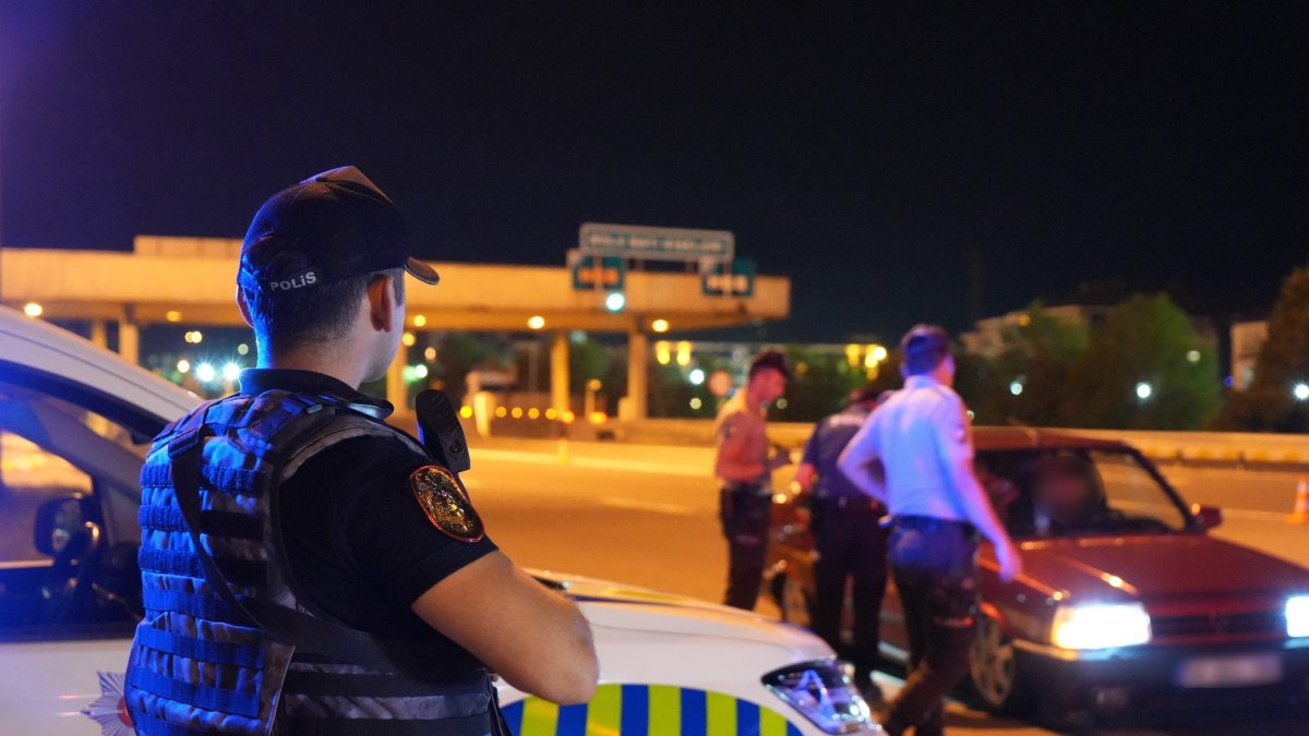 A police officer intercepts suspected vehicles as part of an anti-narcotics, anti-smuggling operation in Bolu, Türkiye, Sept. 15, 2026. (IHA File Photo)