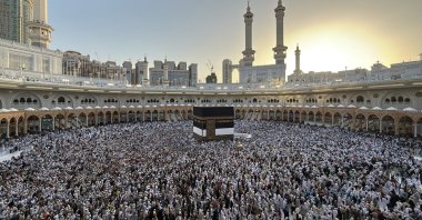 Muslims pray at the Grand Mosque, Mecca, Saudi Arabia, May 28, 2026. (Shutetrstock Photo)