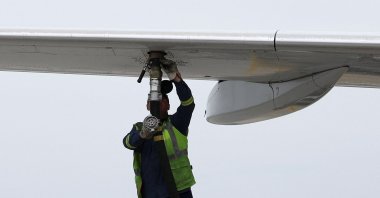 A worker refuels a plane at Belgrade Nikola Tesla Airport, Belgrade, Serbia, April 29, 2026. (Reuters Photo)