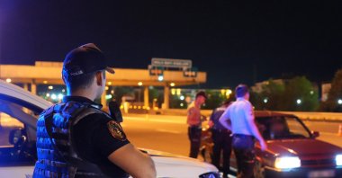 A police officer intercepts suspected vehicles as part of an anti-narcotics, anti-smuggling operation in Bolu, Türkiye, Sept. 15, 2026. (IHA File Photo)