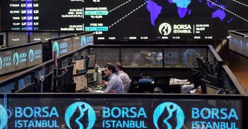 Traders work at their desks on the floor of the Borsa Istanbul Stock Exchange, Istanbul, Türkiye, May 22, 2018. (AFP Photo)