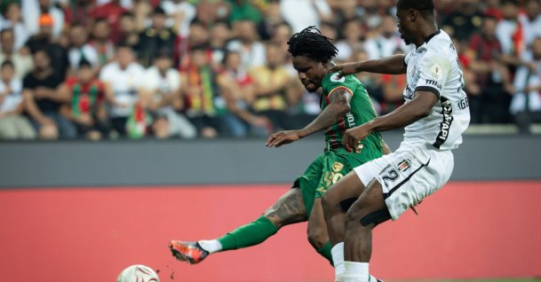 Amed Sportif's Gift Orban (L) shoots past Beşiktaş's Emmanuel Agbadou during their Süper Lig match in Diyarbakır, Türkiye, Sept. 20, 2026. (AA Photo)