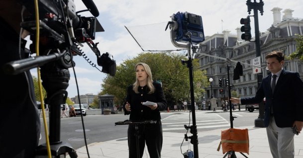 CNN correspondent Betsy Klein reports from the sidewalk outside the White House after US President Donald Trump banned three major news outlets, CNN, MS NOW and Politico, from the White House in Washington, D.C., US, Sept. 19, 2026. (Reuters Photo)