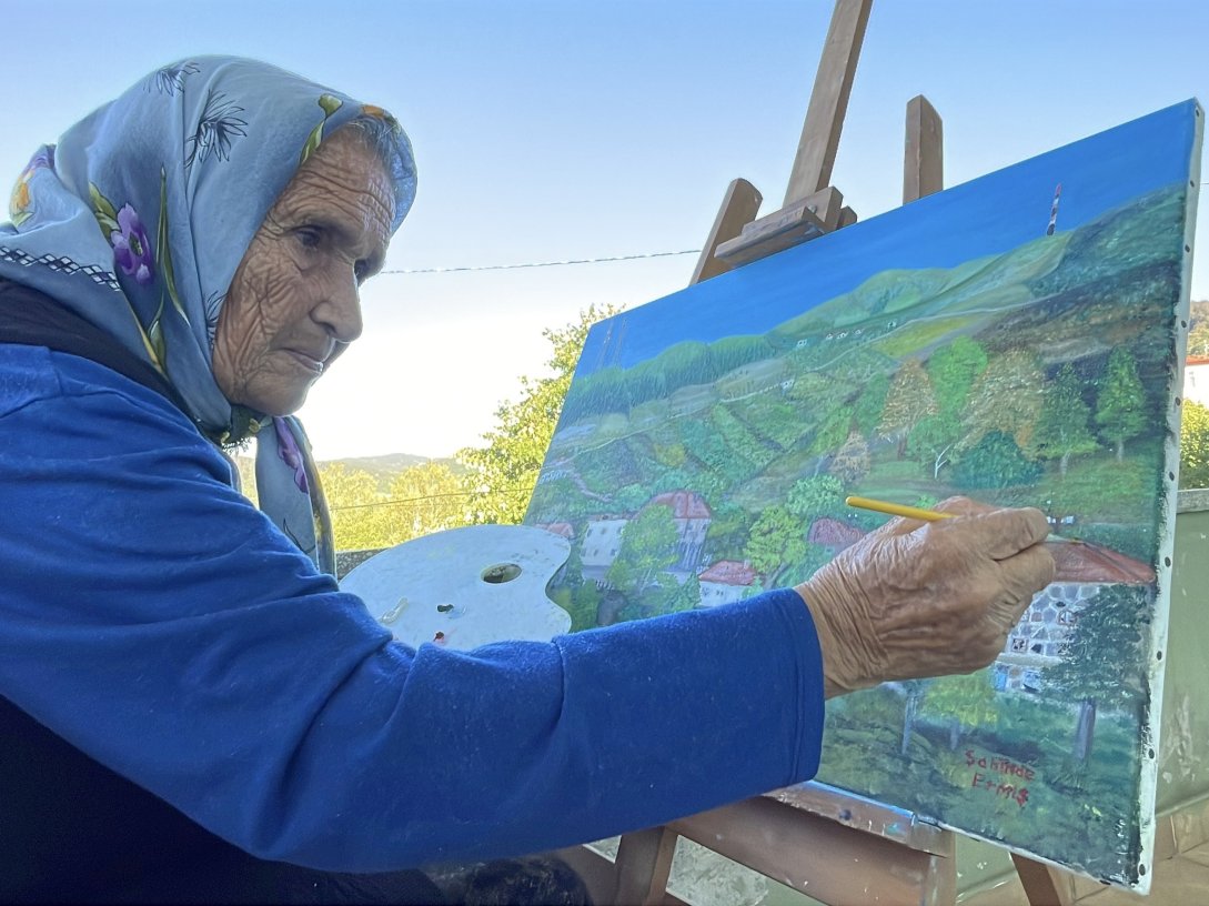 Turkish painter Şahinde Ermiş, 81, works on one of her oil paintings, Zonguldak, Türkiye, Sept. 4, 2026. (DHA Photo)
