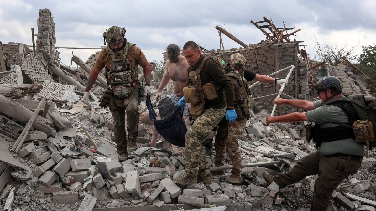 Combat medics evacuate a wounded person found under debris of a private house destroyed during a Russian airstrike in the frontline city of Kramatorsk, Ukraine, Sept. 22, 2026. (Reuters Photo)