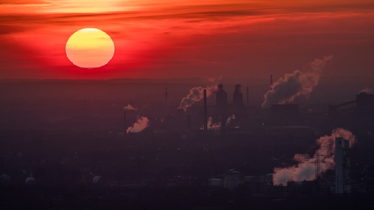 Steam and exhaust rise from different companies while the sun sets, Oberhausen, Germany, Jan. 6, 2017. (Getty Images Photo)