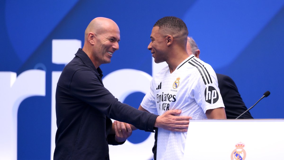 Real Madrid's Kylian Mbappe (R) is greeted by former Real Madrid player and coach Zinedine Zidane as he is unveiled at Estadio Santiago Bernabeu, Madrid, Spain, July 16, 2024. (Getty Images Photo)