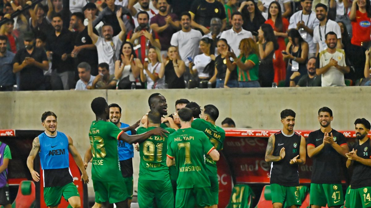 Amed Sportif players celebrate during the Süper Lig match against Beşiktaş, Diyarbakır, Türkiye, Sept. 20, 2026. (AA Photo)