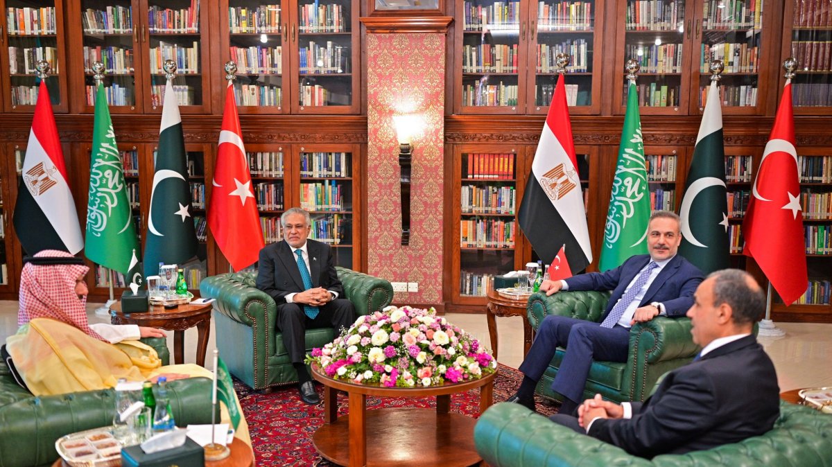 Saudi Arabia's Faisal bin Farhan, Pakistan's Foreign Minister Ishaq Dar, Türkiye's Hakan Fidan and Egypt's Badr Abdelatty at the Foreign Ministry office in Islamabad, March 29, 2026. (Pakistan Foreign Ministry Handout via AFP)