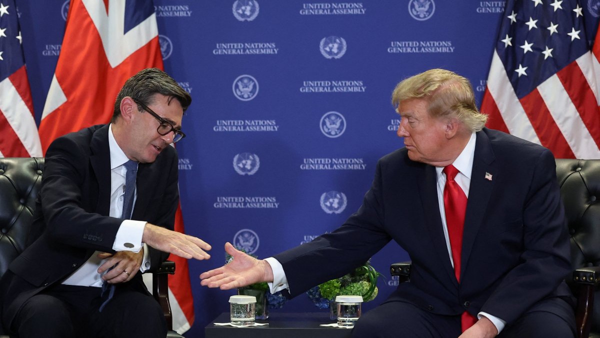 Britain's Prime Minister Andy Burnham shakes hands with U.S. President Donald Trump during a meeting on the sidelines of the 81st United Nations General Assembly, in New York City, U.S., Sept. 22, 2026. (Reuters Photo)