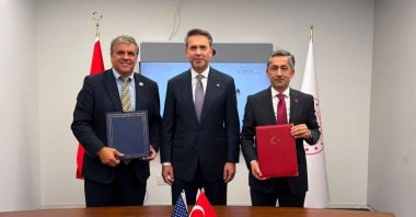 Energy and Natural Resources Minister Alparslan Bayraktar (C) oversees the signing of the agreement between TÜNAŞ and USTDA, New York, U.S., Sept. 22, 2026. (Courtesy of Energy and Natural Resources Ministry)