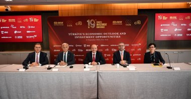 Treasury and Finance Minister Mehmet Şimşek (C), Central Bank of the Republic of Türkiye (CBRT) Governor Fatih Karahan (2nd R), Foreign Economic Relations Board (DEIK) President Nail Olpak and DEIK Türkiye-U.S. Business Council Chair Murat Özyeğin during a meeting with U.S. investors in New York, U.S., Sept. 21, 2026. (Courtesy of DEIK)