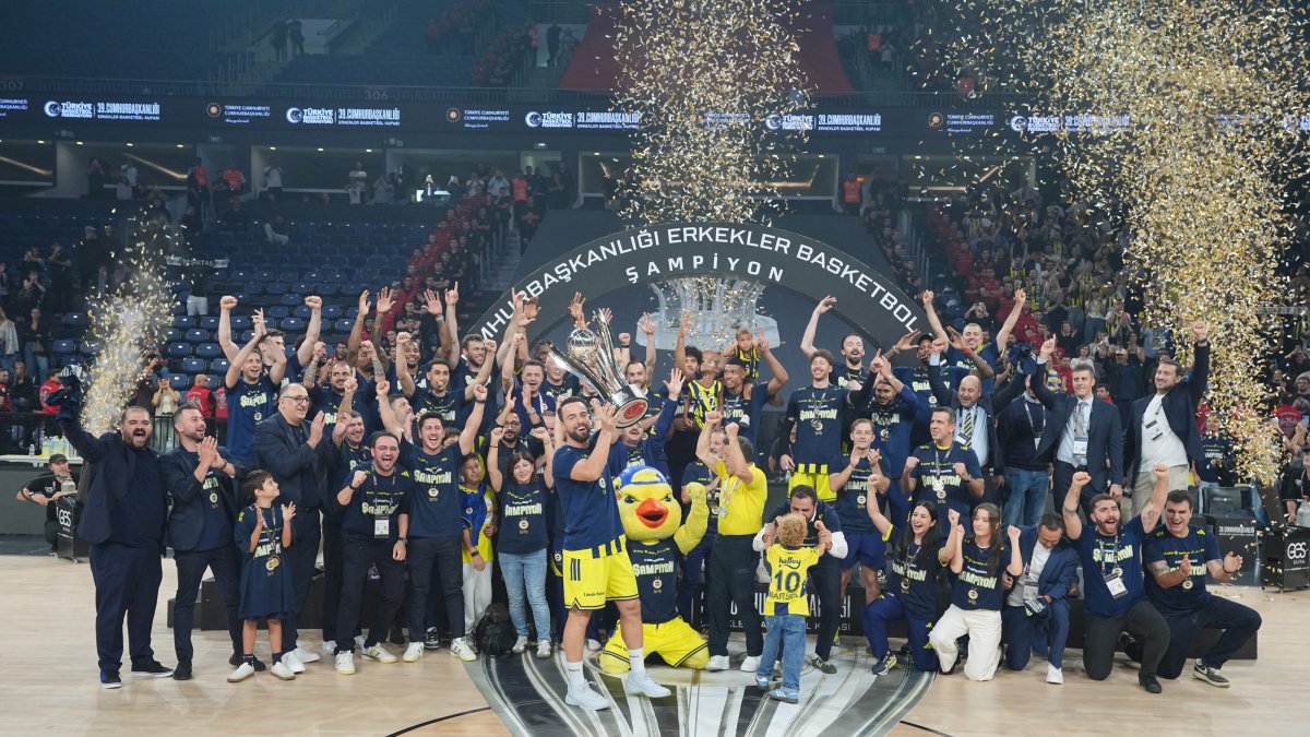 Fenerbahçe players celebrate after defeating Beşiktaş 72-59 to win the 39th Men’s Presidential Cup at Sinan Erdem Sports Hall, Istanbul, Türkiye, Sept. 22, 2026. (AA Photo)