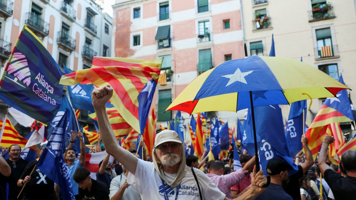 Supporters of the far-right party Alianca Catalana shout slogans at Catalan separatists protesting their presence at Barcelona's Fossar de les Moreres, a key site of Catalan nationalism and a symbolic memorial to those who died in 1714, in Barcelona's El Born neighborhood, Spain, Sept. 10, 2026. (Reuters Photo)