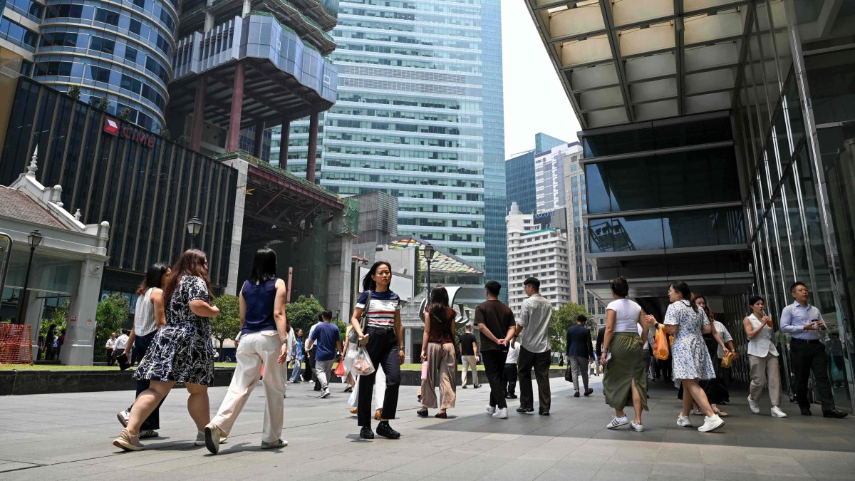 People walk out during lunch time at the financial business district of Raffles Place in Singapore, Sept. 9, 2026. (AFP Photo)