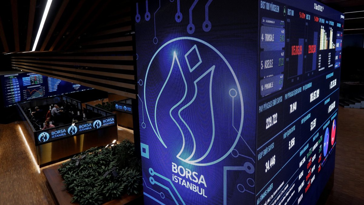 Traders work at their desks on the floor of the Borsa Istanbul, Istanbul, Türkiye, Oct. 13, 2017. (Reuters Photo)
