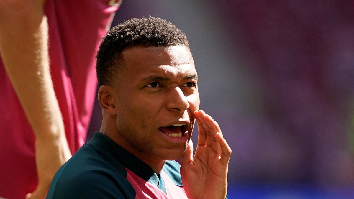 Real Madrid's Kylian Mbappe during the warm-up before the La Liga match against Atletico Madrid at Riyadh Air Metropolitano, Madrid, Spain, Sept. 20, 2026. (Reuters Photo)