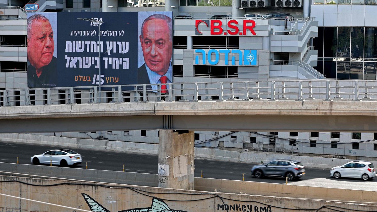 Cars drive past an advertisement featuring Israel's Prime Minister Benjamin Netanyahu (R) of the Likud party and the country's former chief of the general staff and leader of the centrist Yashar party, Gadi Eisenkot, along a street in Ramat Gan, Sept. 23, 2026. (AFP Photo)