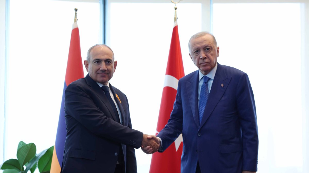 President Recep Tayyip Erdoğan and Armenian Prime Minister Nikol Pashinyan shake hands as they meet at the Turkish House in New York, Sept. 23, 2026. (Turkish Presidency Handout via DHA)